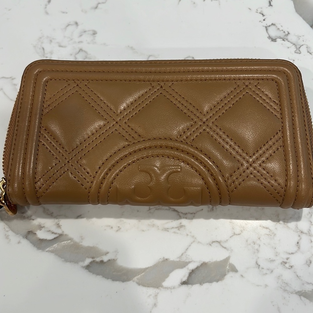 Tory Burch Fleming quilted soft zip continental wallet tan in great condition